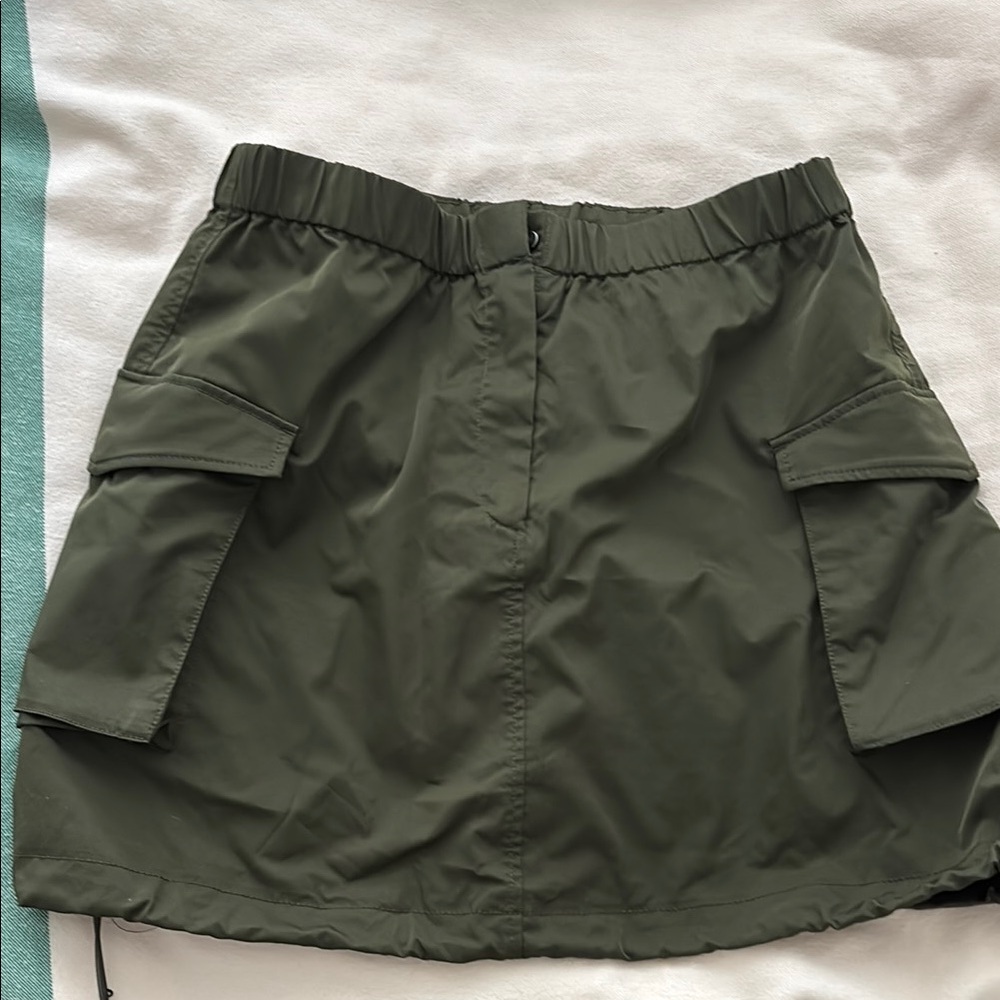 Green Skort with Elastic Waistband and Durable Fabric